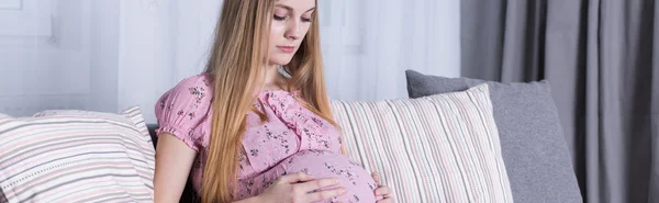 Woman with her unborn child — Stock Photo, Image