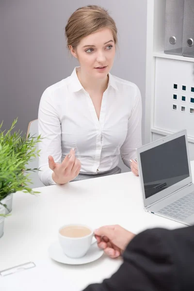 Jonge vrouw tijdens sollicitatiegesprek — Stockfoto