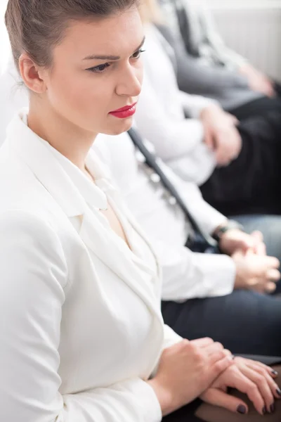 Vermoeide dame wachten op examen — Stockfoto