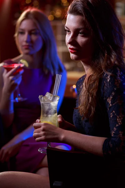 Kadın içki ile — Stok fotoğraf