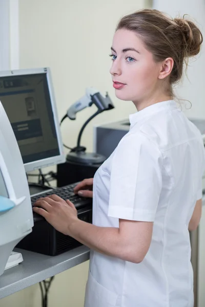 Ella está haciendo carrera en la ciencia — Foto de Stock