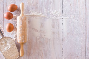 Ev yapımı Hamur Tarifi (yumurta, un, süt, şeker) ve ahşap bir masa üzerinde yoğurma hamuru, yukarıdan görüş