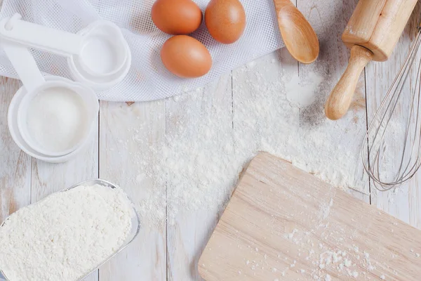 Hausgemachtes Teigrezept Eier Mehl Milch Zucker Und Hölzerner Knetteig Auf — Stockfoto