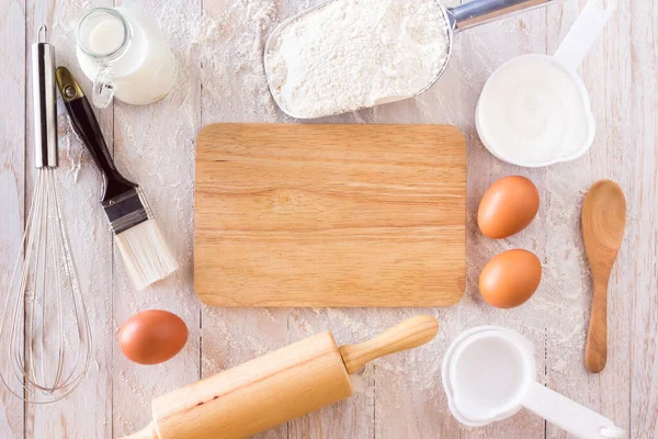 Hausgemachtes Teigrezept Eier Mehl Milch Zucker Und Hölzerner Knetteig Auf — Stockfoto