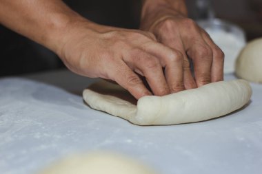 Şef ev yapımı ekmek yapıyor..