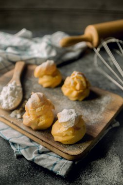 Kremalı puf, masada nefis, servis yapmaya hazır..