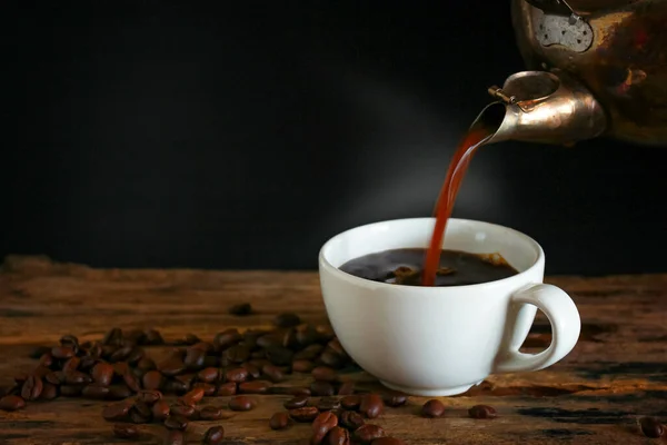 Fekete Kávé Kávébab Fából Készült Asztalon Pirítva — Stock Fotó