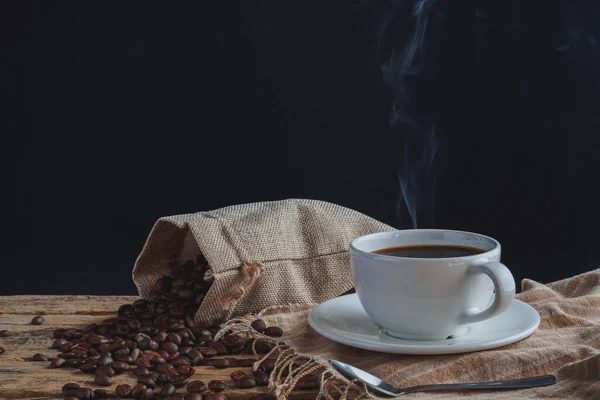 Forró Kávécsésze Kávébab Fából Készült Asztalon — Stock Fotó