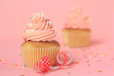 Pembe arka planda lezzetli pembe kekler.