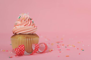 Pembe arka planda lezzetli pembe kekler.