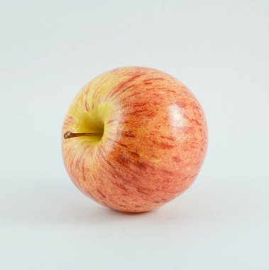 Beyaz bir arka planda izole edilmiş gevrek tatlı elmalar.
