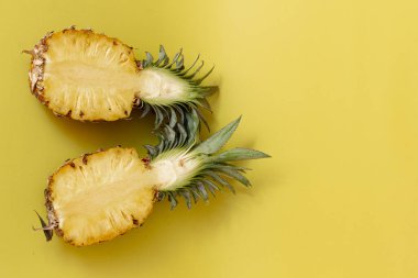 Sarı arka planda izole edilmiş ananas kopyalama alanı ile yaz konsepti