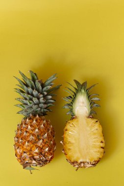 Sarı arka planda izole edilmiş ananas kopyalama alanı ile yaz konsepti