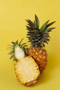 Sarı arka planda izole edilmiş ananas kopyalama alanı ile yaz konsepti