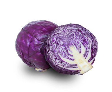 Beyaz arka planda izole edilmiş mor lahana.