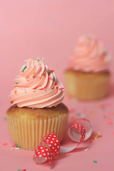 Heerlijke Roze Cupcakes Een Roze Achtergrond — Stockfoto