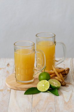 Tahta bir masada Kaempfer suyu.