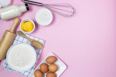 Pembe arka planda yemek tarifi