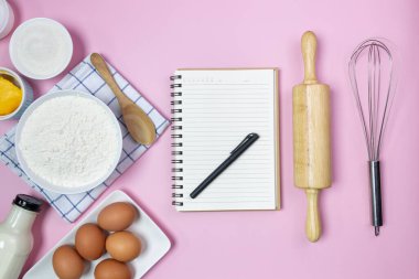 Pembe arka planda yemek tarifi