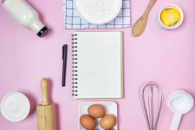 Pembe arka planda yemek tarifi