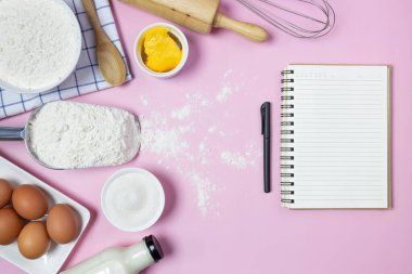 Pembe arka planda yemek tarifi