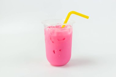 Beyaz arka planda bir bardak pembe süt içeceği.