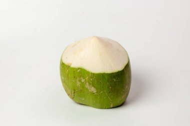 Taze hindistan cevizi, beyaz arka planda içmeye hazır.