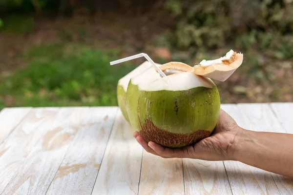 Coco Fresco Uma Mesa Madeira Com Fundo Natural — Fotografia de Stock