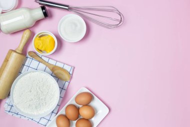 Pembe arka planda yemek tarifi