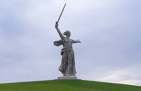 Volgograd, Rusya - 08.08.2021: Büyük Vatanseverlik Savaşı 'nda ölen askerlerin anısına anıt