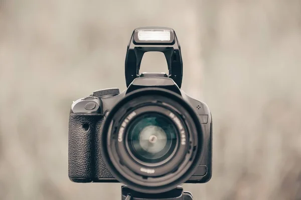 Kamera Canon Zoomovou Čočkou Stativu Fotí Polích Pohled Zepředu — Stock fotografie