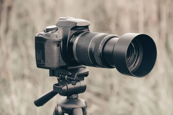 Eine Canon Kamera Mit Zoomobjektiv Auf Einem Stativ Macht Bilder — Stockfoto