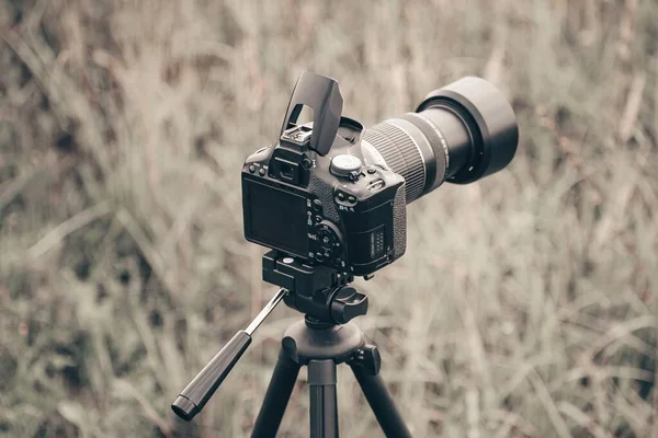 Una Cámara Canon Con Una Lente Zoom Trípode Toma Fotos — Foto de Stock