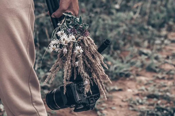 Foto Una Chica Con Una Cámara Trípode Mano Ramo Flores —  Fotos de Stock