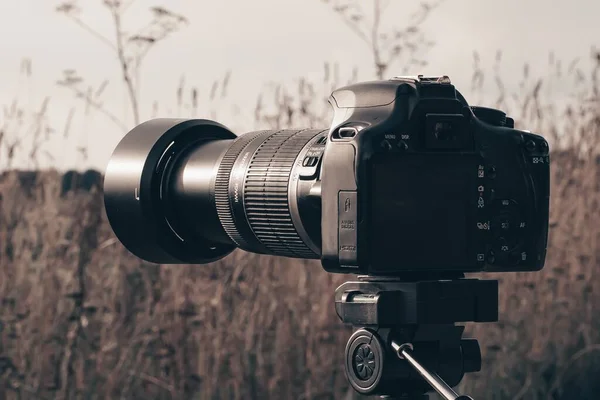 Kamera Canon Stativu Fotí Kopce Při Západu Slunce Jejichž Paprsky — Stock fotografie
