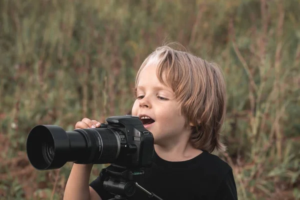 Dítě Dlouhými Blond Vlasy Přírodě Snaží Fotografovat Canon Kamerou Stativu — Stock fotografie