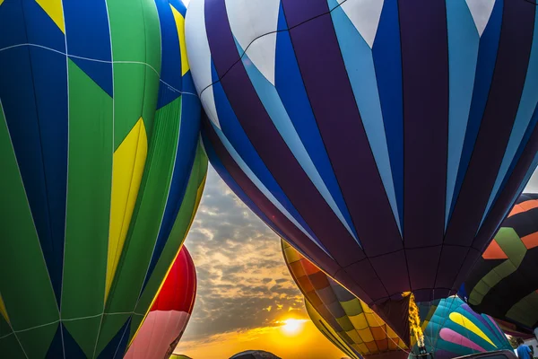 Sıcak hava balonları gündoğumu karşı — Stok fotoğraf