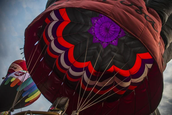 Intérieur de la montgolfière noire et violette — Photo