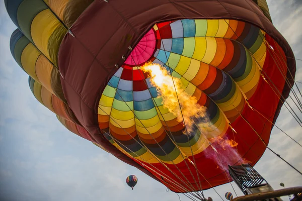 Regenboog hete luchtballon Rechtenvrije Stockafbeeldingen