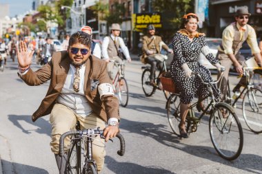 Toronto, Kanada - 20 Eylül 2014: Tweed Ride Toronto tanımlanamayan katılan vintage tarzı kıyafetler onların bisiklet sürme. Bu olay eski İngiltere stiline adanmış