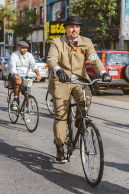 Toronto, Kanada - 20 Eylül 2014: Tweed Ride Toronto tanımlanamayan katılan vintage tarzı kıyafetler onların bisiklet sürme. Bu olay eski İngiltere stiline adanmış
