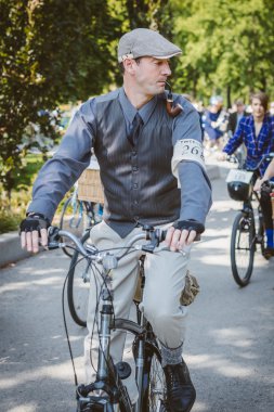 Toronto, Kanada - 20 Eylül 2014: Tweed Ride Toronto tanımlanamayan katılan vintage tarzı kıyafetler onların bisiklet sürme. Bu olay eski İngiltere stiline adanmış