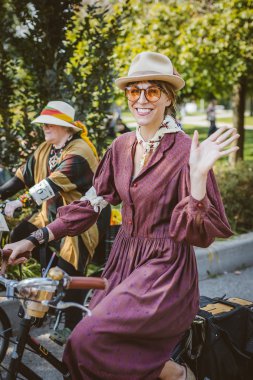 Toronto, Kanada - 20 Eylül 2014: Tweed Ride Toronto tanımlanamayan katılan vintage tarzı kıyafetler onların bisiklet sürme. Bu olay eski İngiltere stiline adanmış