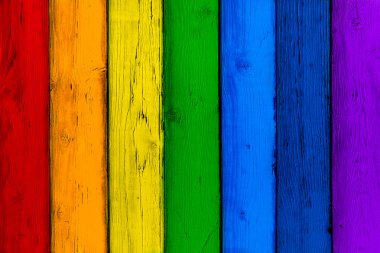 Doğal ahşap gökkuşağı renkli panoları. Boyalı ahşap renkli dikey plakalar. Soyut çok renkli arka plan, boş şablon dokulu. Kırmızı, turuncu, sarı, yeşil, mavi, Menekşe ahşap plakalar