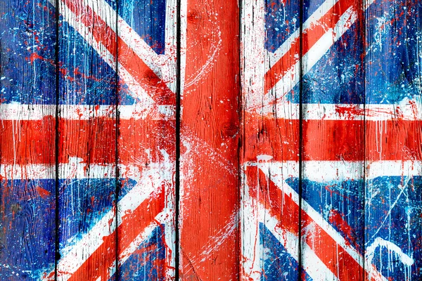 Muro o recinto in legno dipinto con graffiti di bandiera britannica. Tavole di legno naturale con motivo di Union Jack. Astratto sfondo strutturato con bandiera grunge del Regno Unito Fotografia Stock