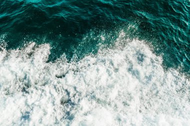 Dalgalar deniz, okyanus, üstten görünüm haddeleme köpük, turkuaz ve yeşil renk su ile kaplı