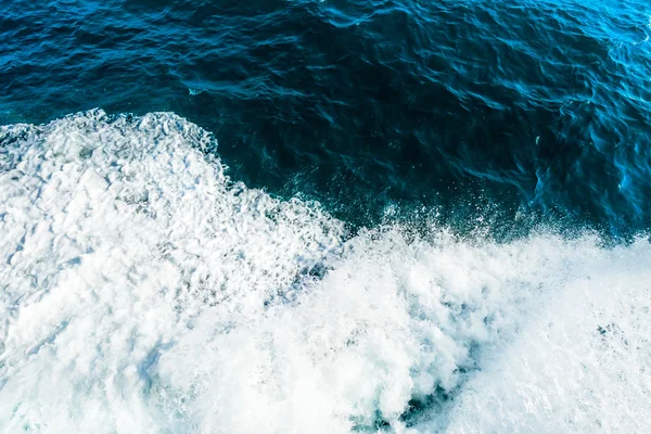 Ondas de mar onduladas, vista superior del océano cubierto de espuma, aguamarina, agua de color azul y verde — Foto de Stock