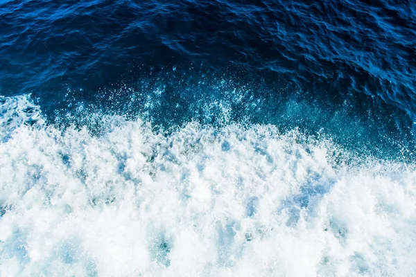 Морські хвилі, вид зверху на океан, покритий піною, синя градієнтна кольорова вода — стокове фото