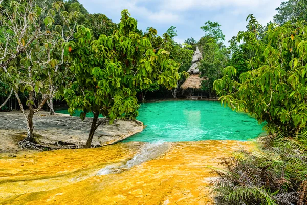 Emerald Pool aka Sa Morakot, Khao Pra Bang Khram Wildlife Sanctuary, Krabi, Thailandia. Parco nazionale, Krabi, Thailandia, destinazione turistica. Lago tropicale di colore verde, Sud-est asiatico — Foto Stock
