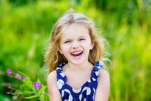 Fanny y hermosa niña riendo con el pelo rizado largo — Foto de Stock